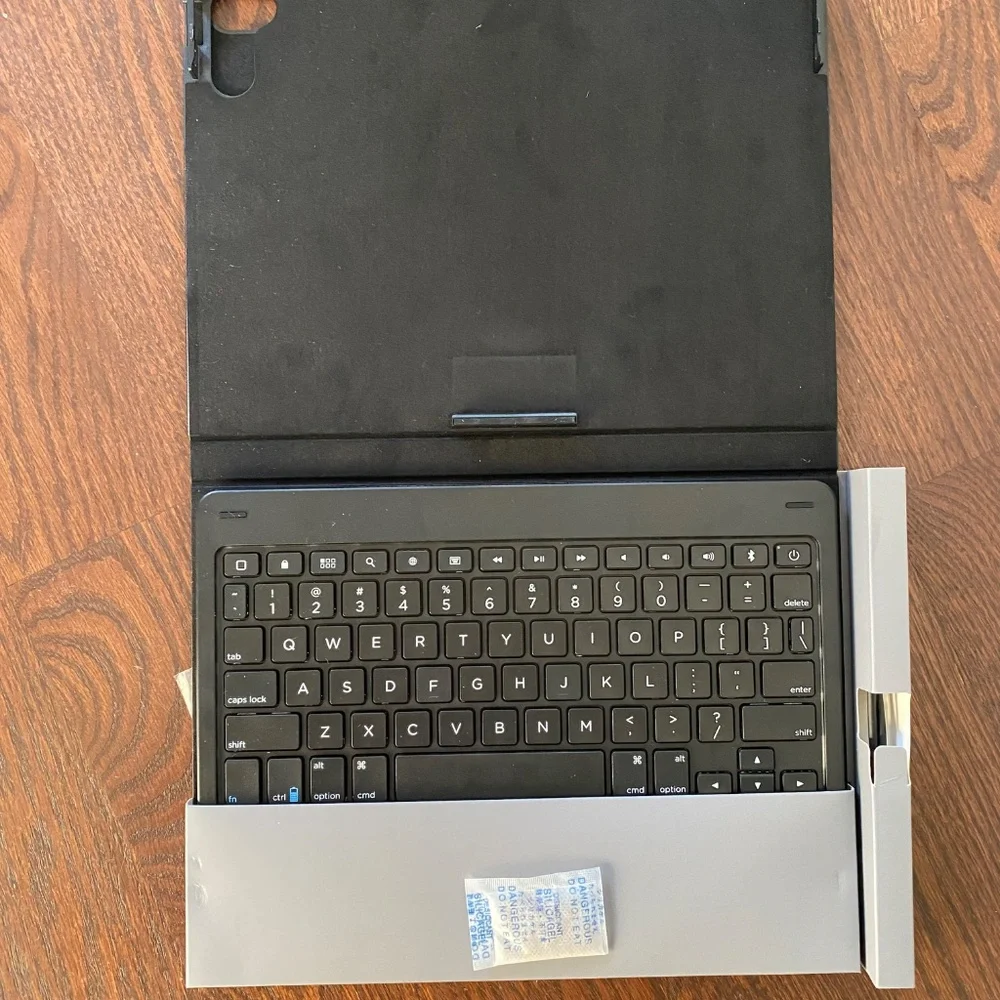 ZAGG Messenger Folio Keyboard Case for 11” iPad Pro Bluetooth Black